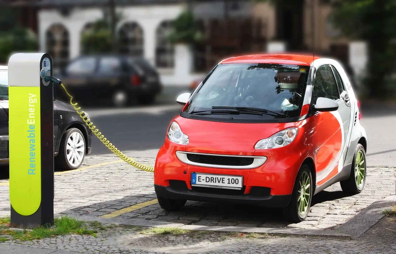 Coche eléctrico en recarga, el escenario donde las baterías de estado sólido prometen reducir los tiempos a apenas unos minutos