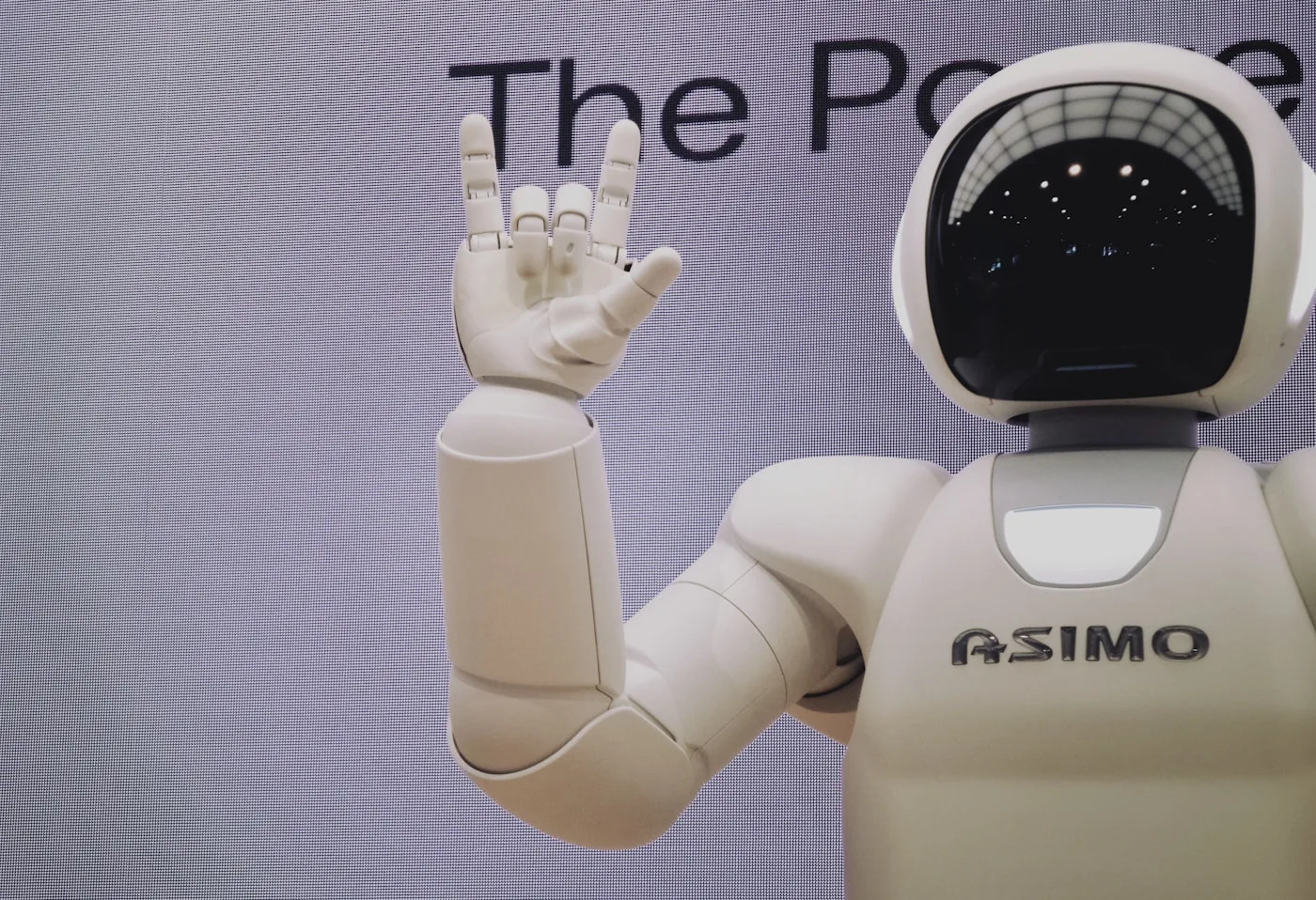 Desarrollador evaluando código y flujos de trabajo con modelos avanzados de inteligencia artificial