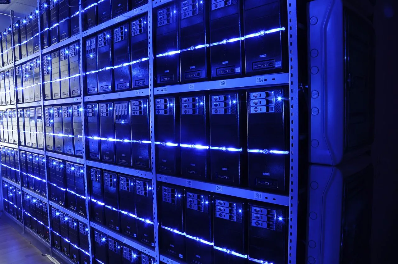 Sala de servidores de un centro de datos, la infraestructura detrás del entrenamiento de modelos como GLM 5.3