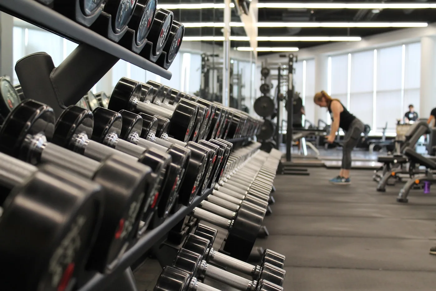 Registro de entrenamiento con mancuernas y plan de progresión semanal