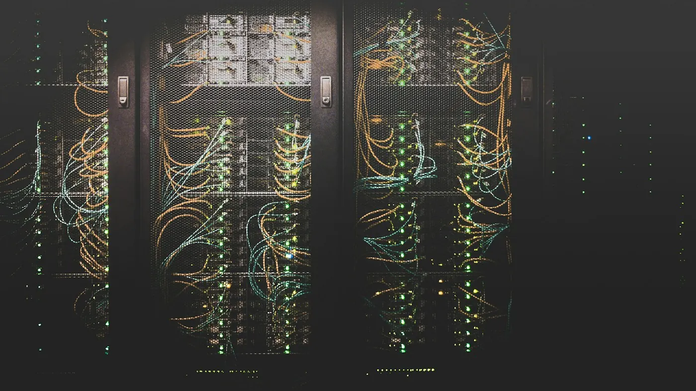 Centro de datos con servidores, la infraestructura detrás del modelo JEV de TypeSafe AI