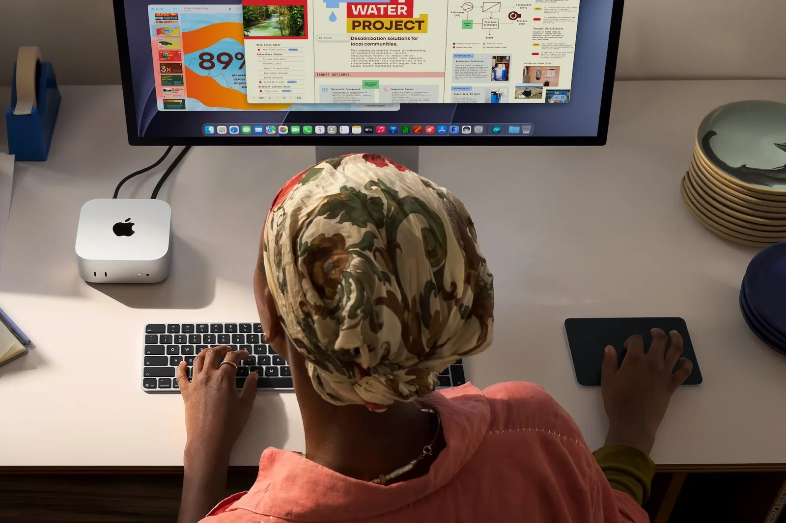 Espacio de trabajo con el nuevo Mac mini para tareas de productividad