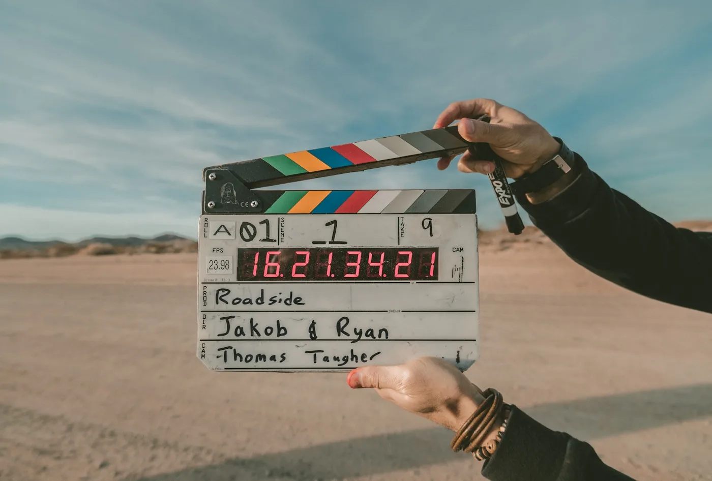 Guiones de rodaje y monitores de producción en un estudio cinematográfico