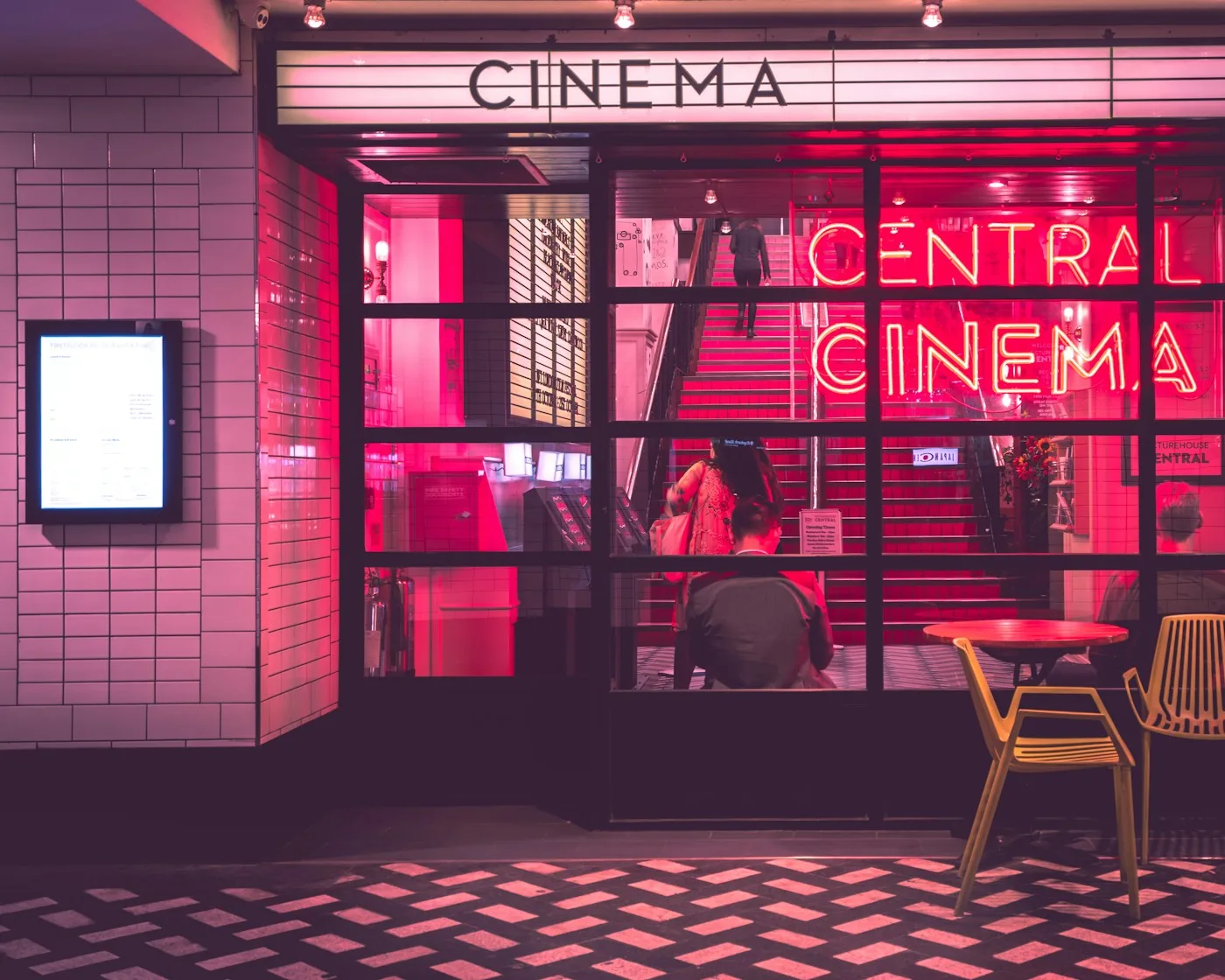 Sala de cine y proyección de atmósfera cinematográfica dramática
