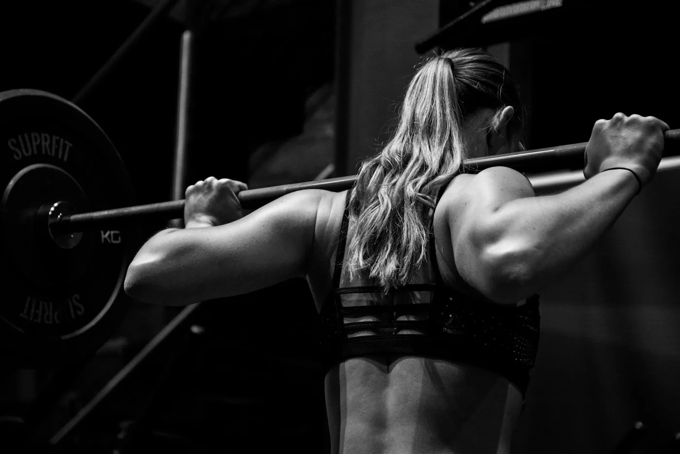 Entrenamiento de fuerza y levantamiento de pesas en el gimnasio