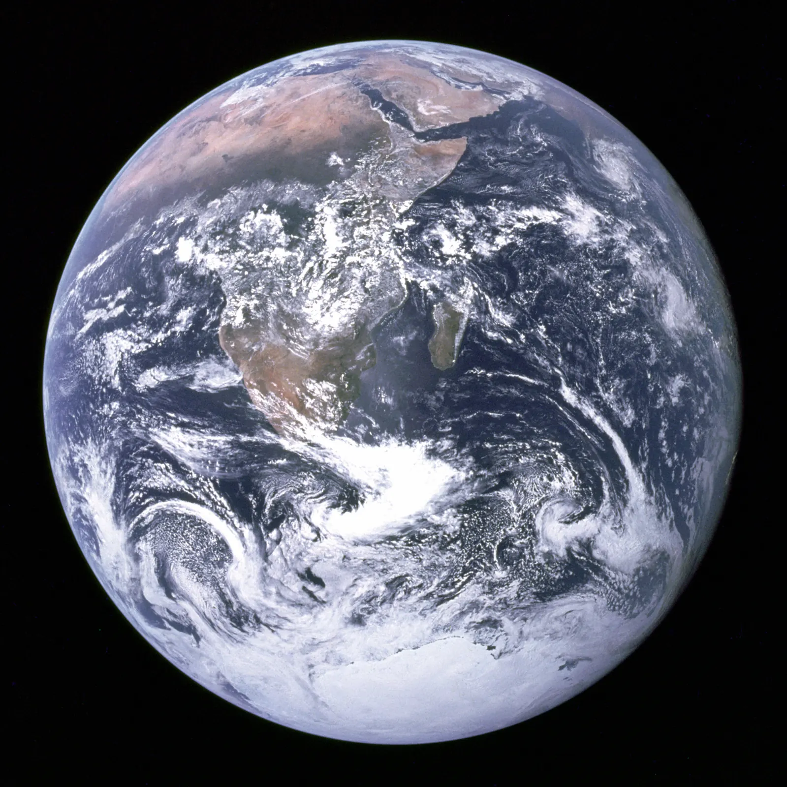 La Tierra vista desde el espacio, el escenario donde orbitarían los satélites de centro de datos