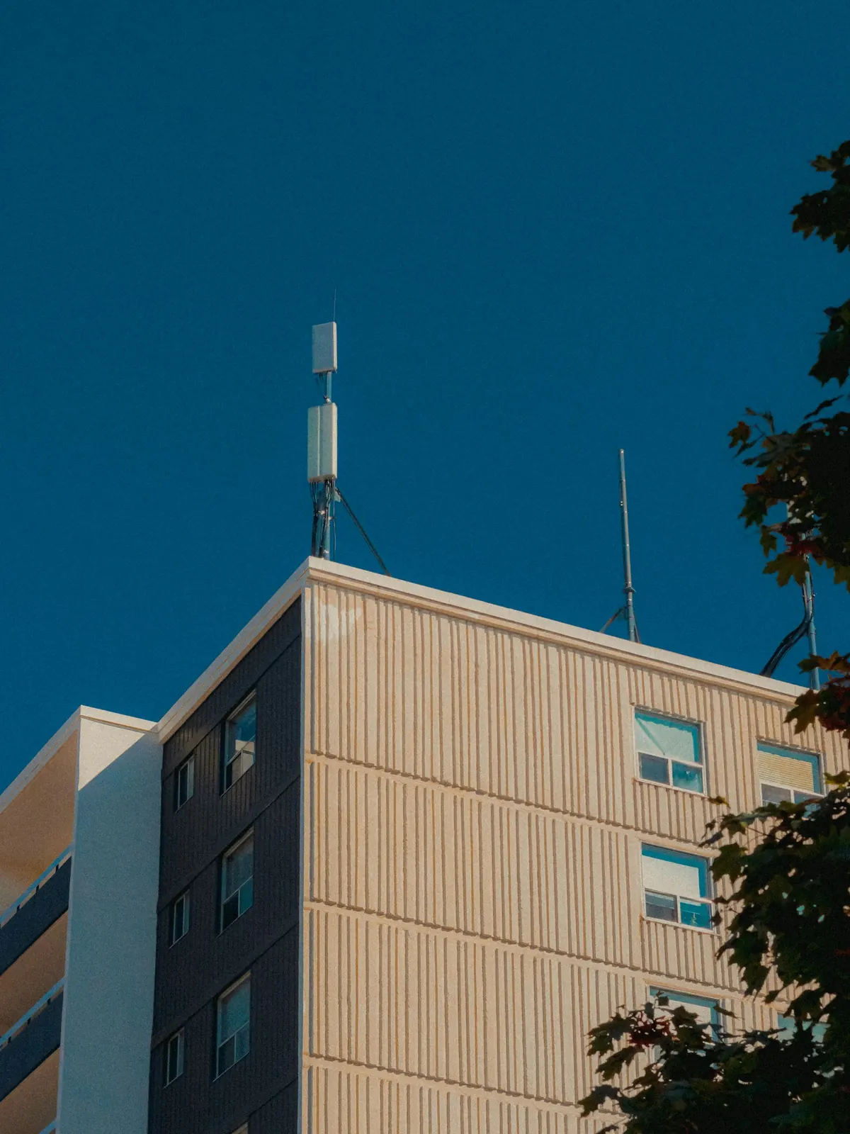 Antenas de telecomunicaciones instaladas en la azotea de un edificio, símbolo de la conectividad inalámbrica y el futuro 6G