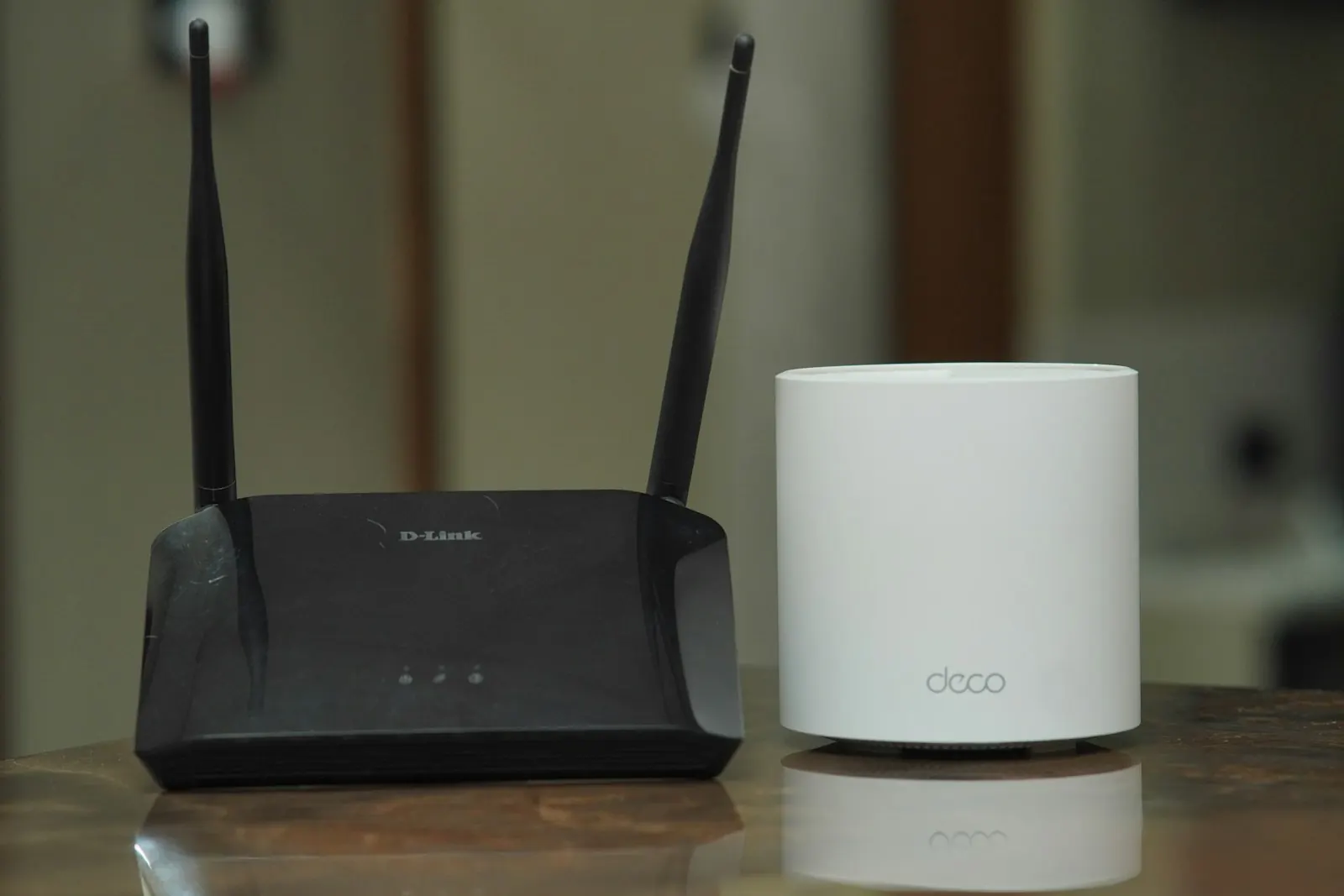 Varios routers situados sobre una mesa, representando múltiples puntos de acceso en una red de casa